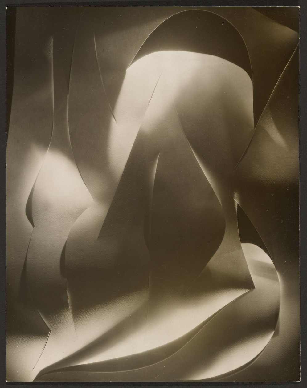 [gesneden-papier abstractie]. door Francis Bruguière