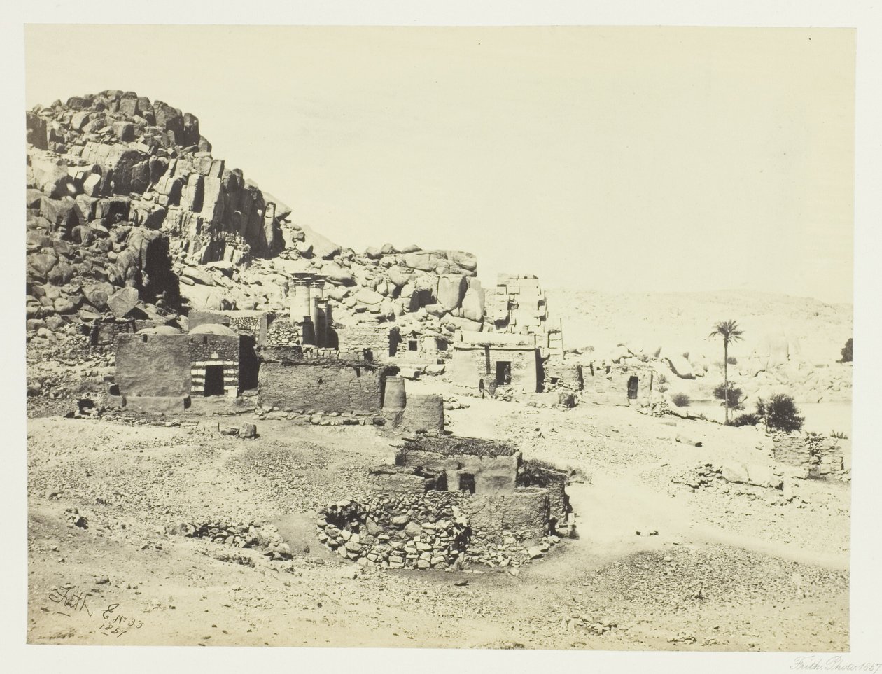 Oudheden in Biggeh, tegenover Philæ door Francis Frith