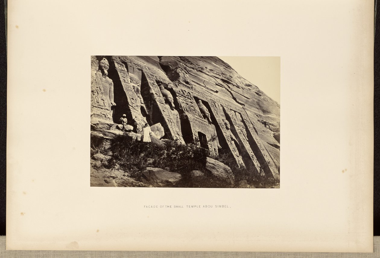 Gevel van de kleine tempel Abou Simbel door Francis Frith
