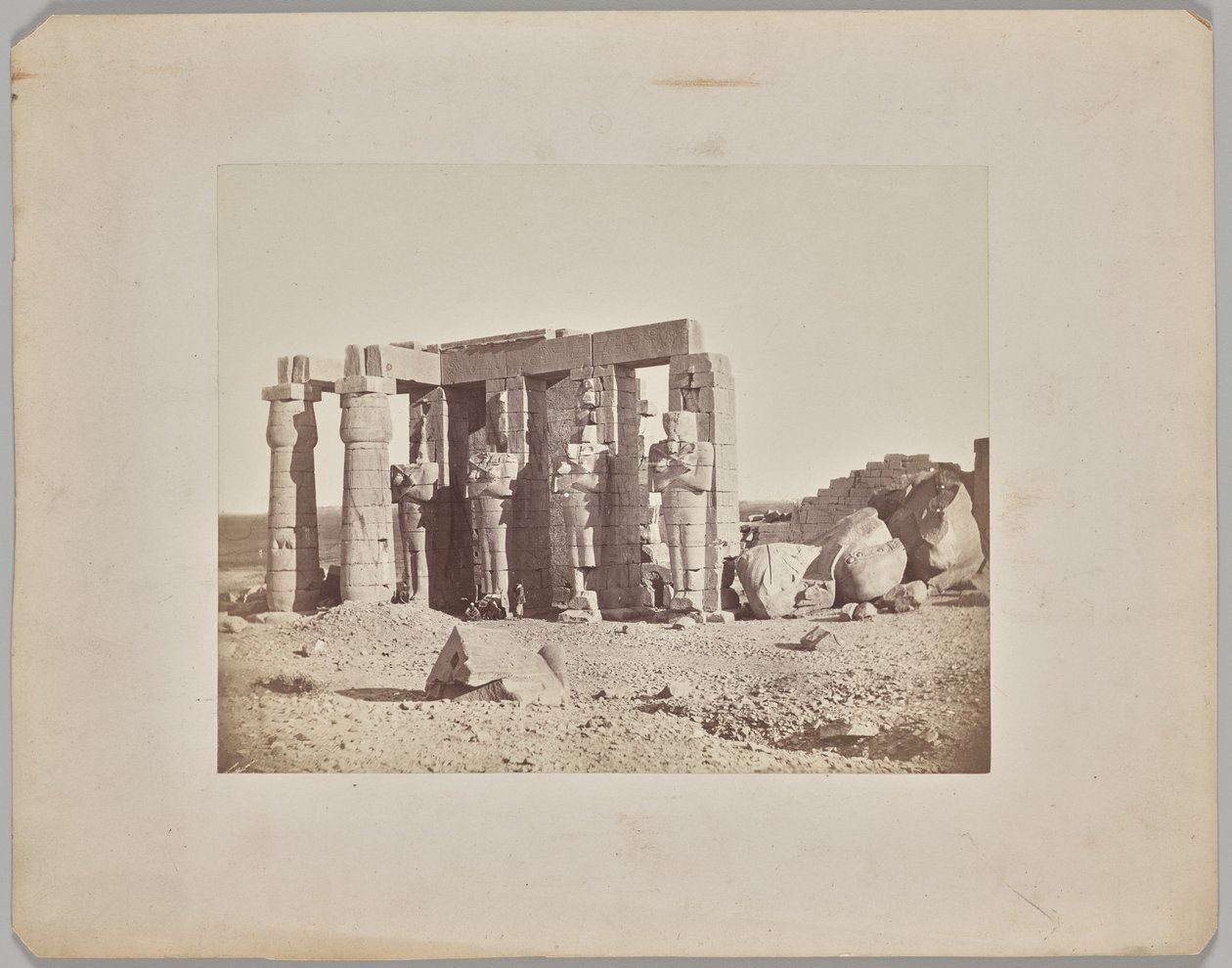 Gevallen standbeeld in het Ramasseum, Thebe door Francis Frith