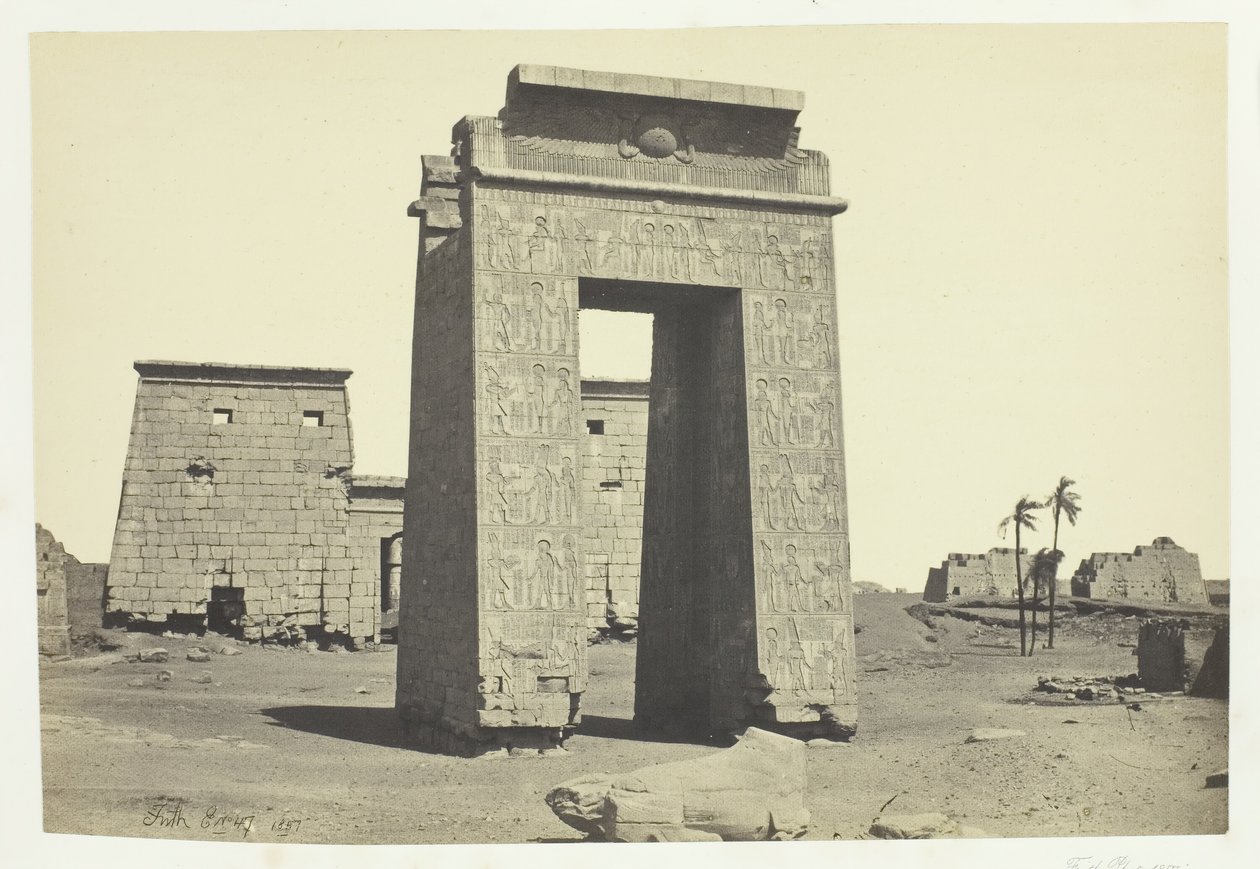 Beeldhouwwerk Poort, Karnak, 1857. door Francis Frith