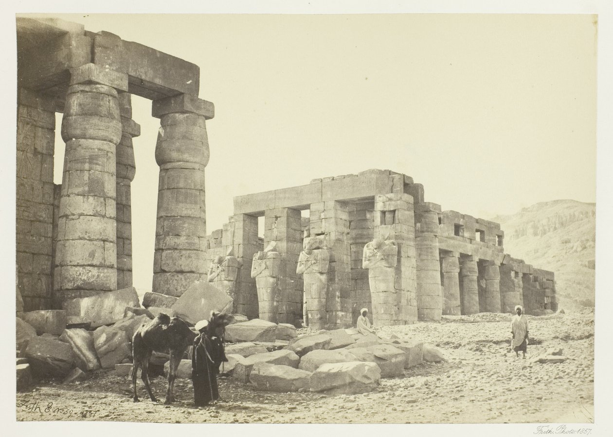 Het Memnonium, Thebe, vanaf de vlakte door Francis Frith