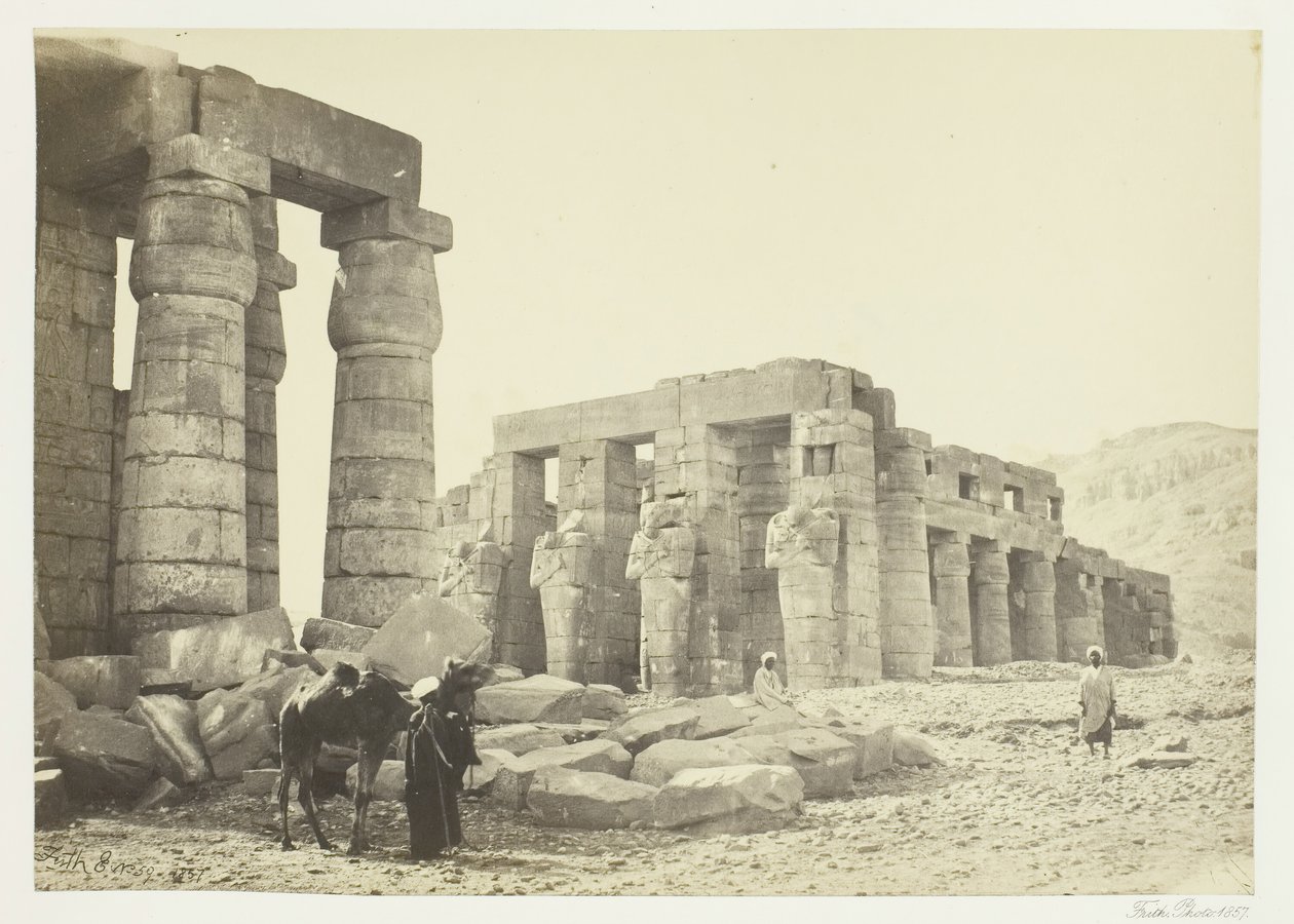 Het Memnonium, Thebe, vanaf de Vlakte door Francis Frith