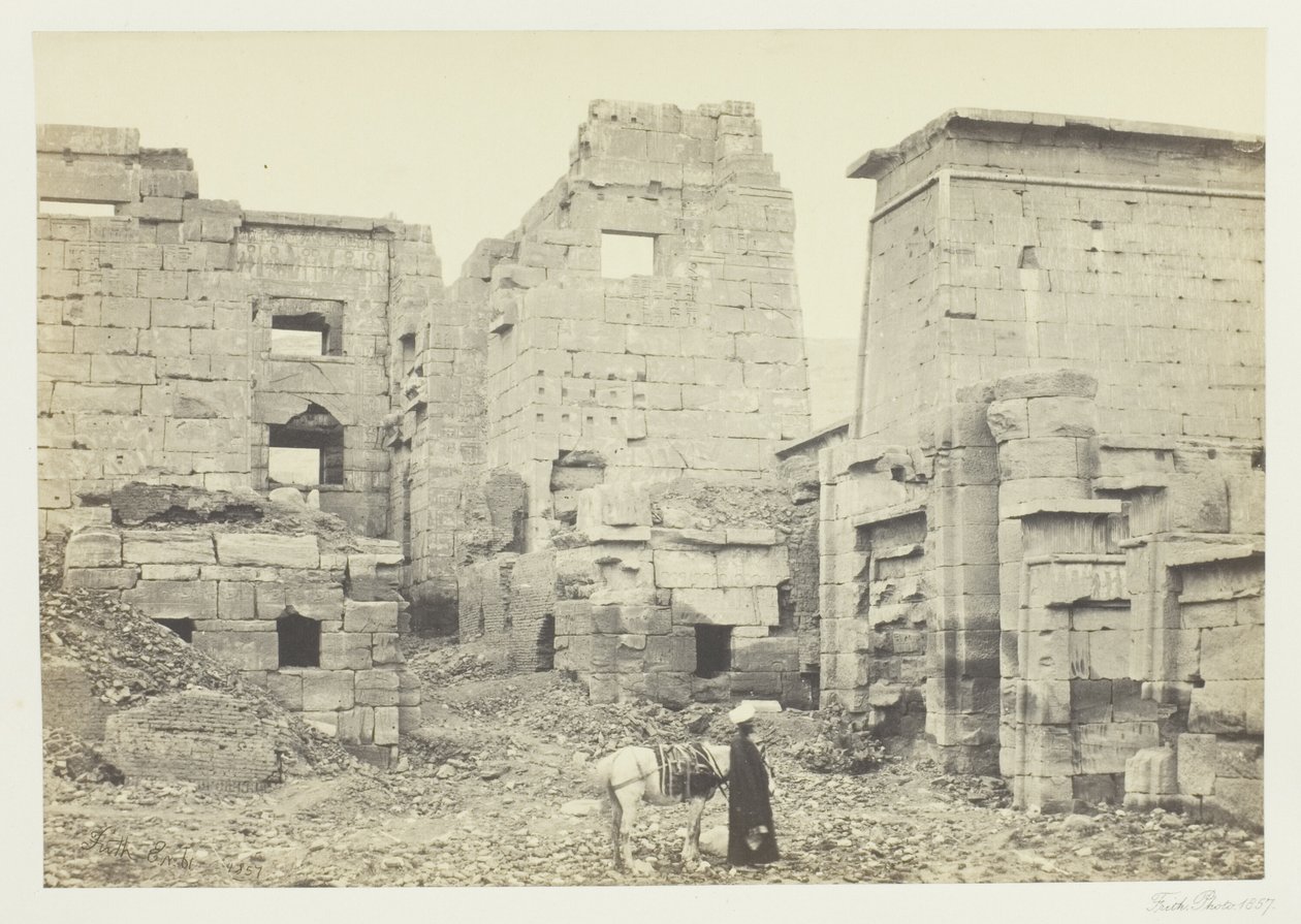 Het tempelpaleis, Medinet Haboo door Francis Frith