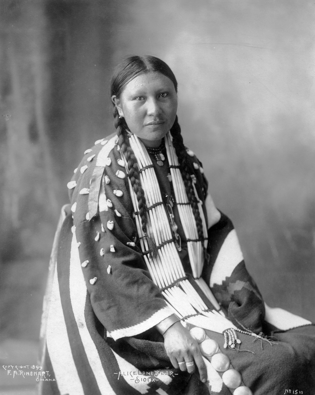 Alice Lone Bear, Sioux, 1898 door Frank Albert Rinehart