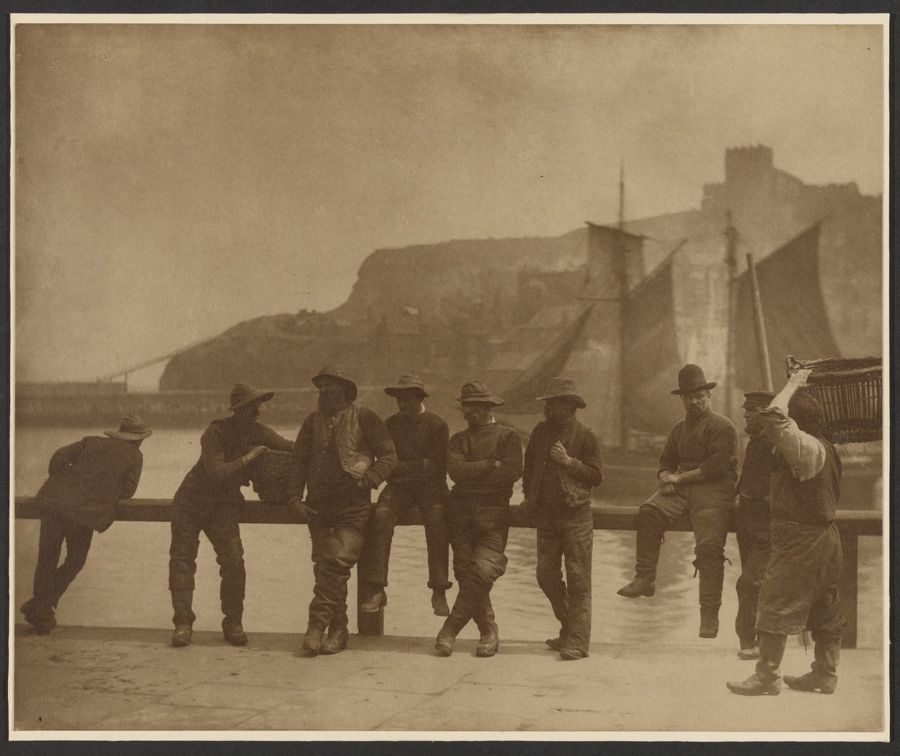 [Vissers van Whitby op het hek van de pier]. door Frank Meadow Sutcliffe