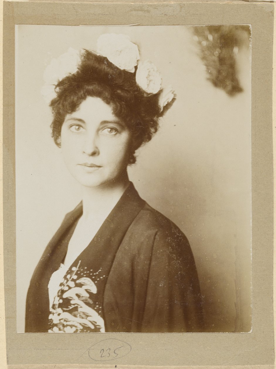 [Portret van een onbekende vrouw]. door Franz von Stuck