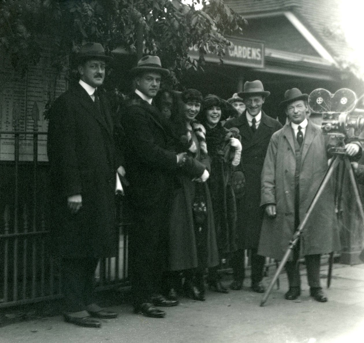 Feest van de heer en mevrouw Martin Johnson in de Londense dierentuin, oktober 1920 door Frederick William Bond