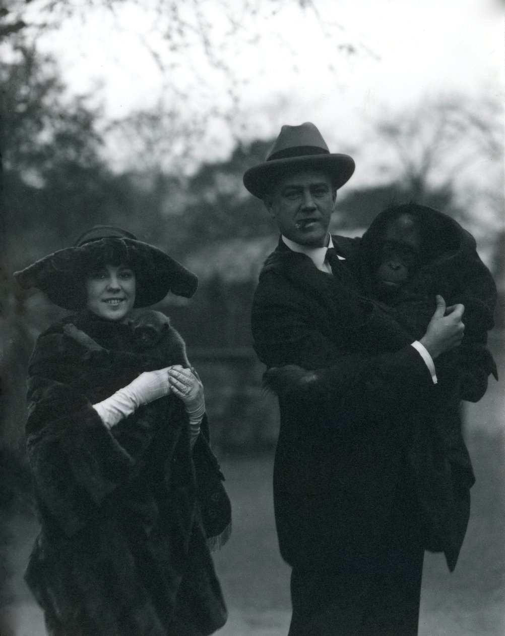 Osa en Martin Johnson met een orang-oetan en gibbon, London Zoo, oktober 1920 door Frederick William Bond