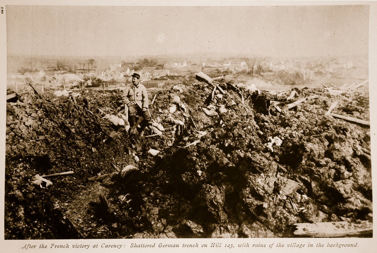 Na de Franse overwinning bij Carency: Verwoeste Duitse loopgraaf op heuvel 125, 1914-19 door French Photographer
