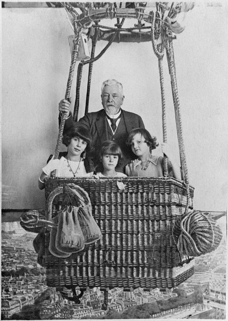 Alexandre Gustave Eiffel met zijn kleinkinderen in een gondel door French Photographer