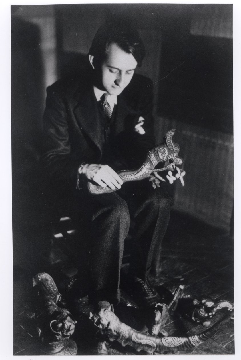 Andre Malraux (1901-76) in de Rue du Bac, Parijs, ca. 1933 door French Photographer