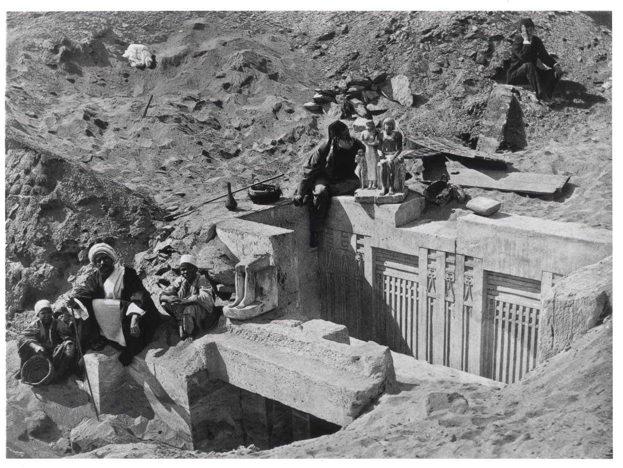Auguste Mariette (1821-81) zittend op een mastaba tijdens opgravingen in Saqqara, uit Voyage dans la Haute Égypte, gepubliceerd in 1878 door French Photographer