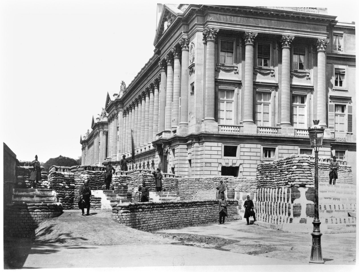 Barricade tijdens de Commune van Parijs, op de hoek van Rue de Rivoli en Place de la Concorde, 1871 door French Photographer