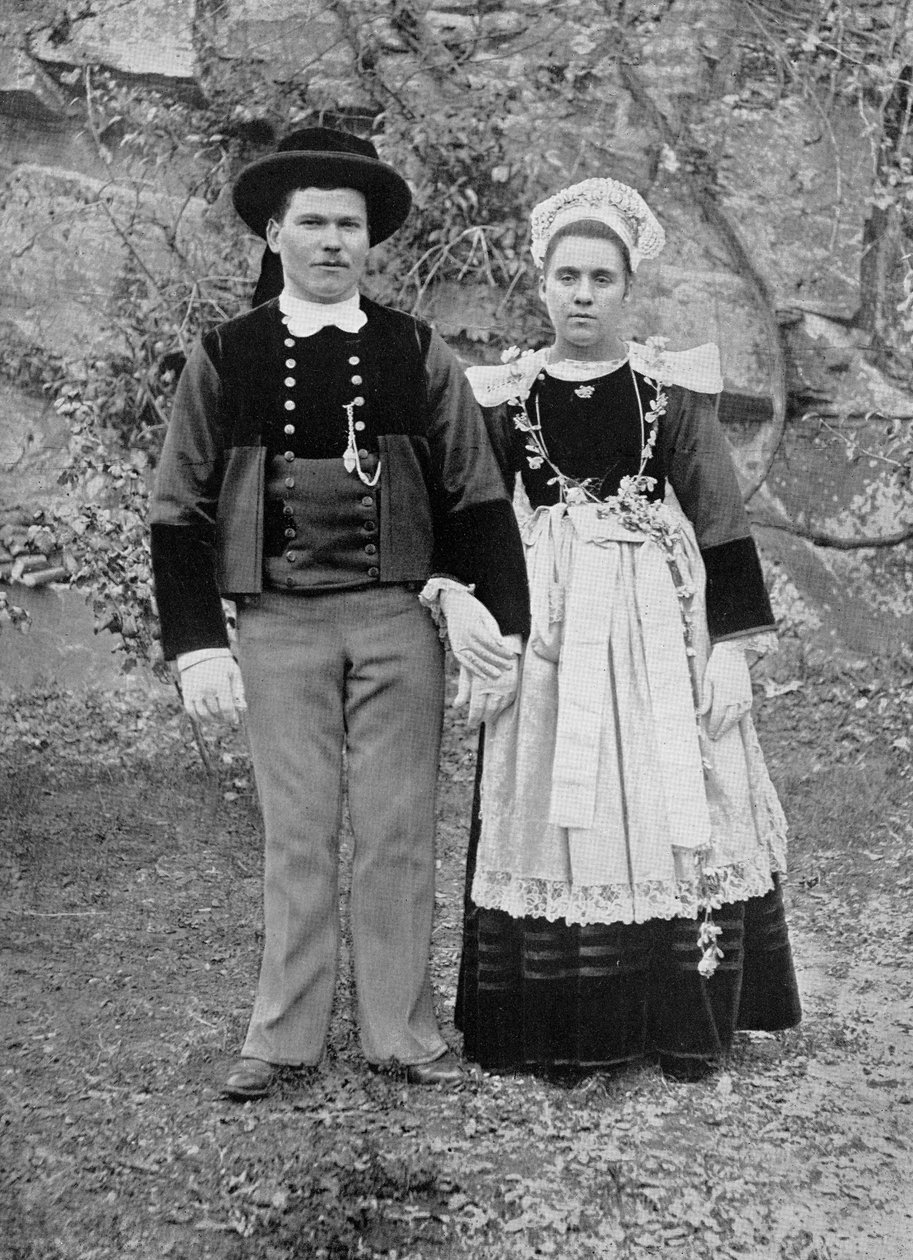 Bretons koppel in traditionele galakostuum, eind 19e eeuw door French Photographer