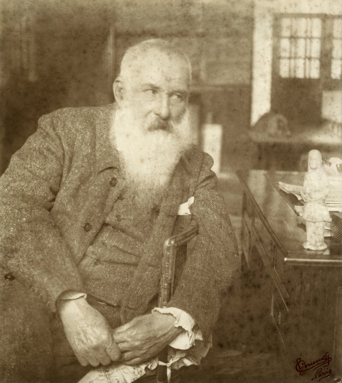 Claude Monet met een Tanagra-beeldje, begin 20e eeuw door French Photographer