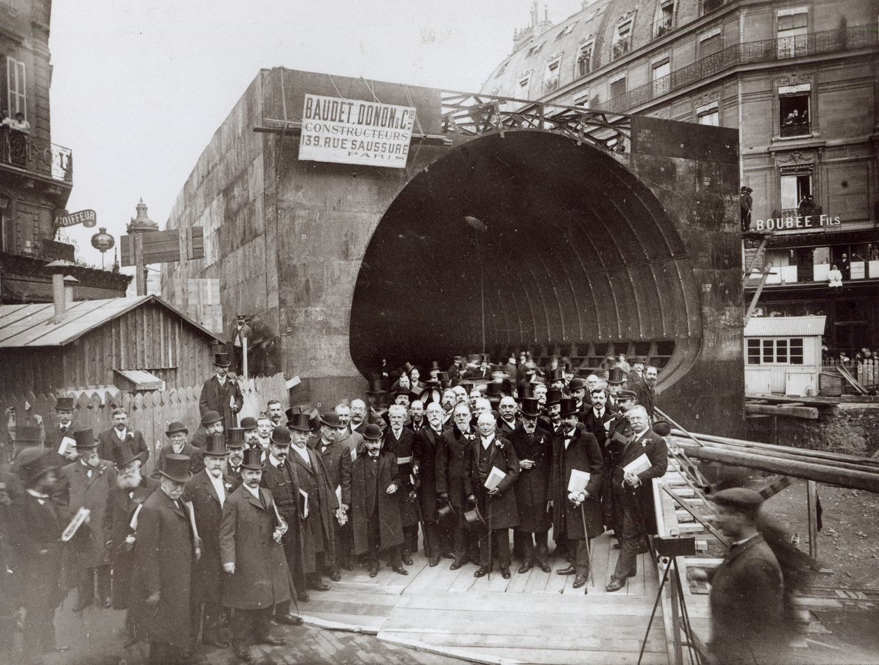 Engelse Delegatie bezoekt Parijs tijdens de aanleg van de Metro, c.1905 door French Photographer