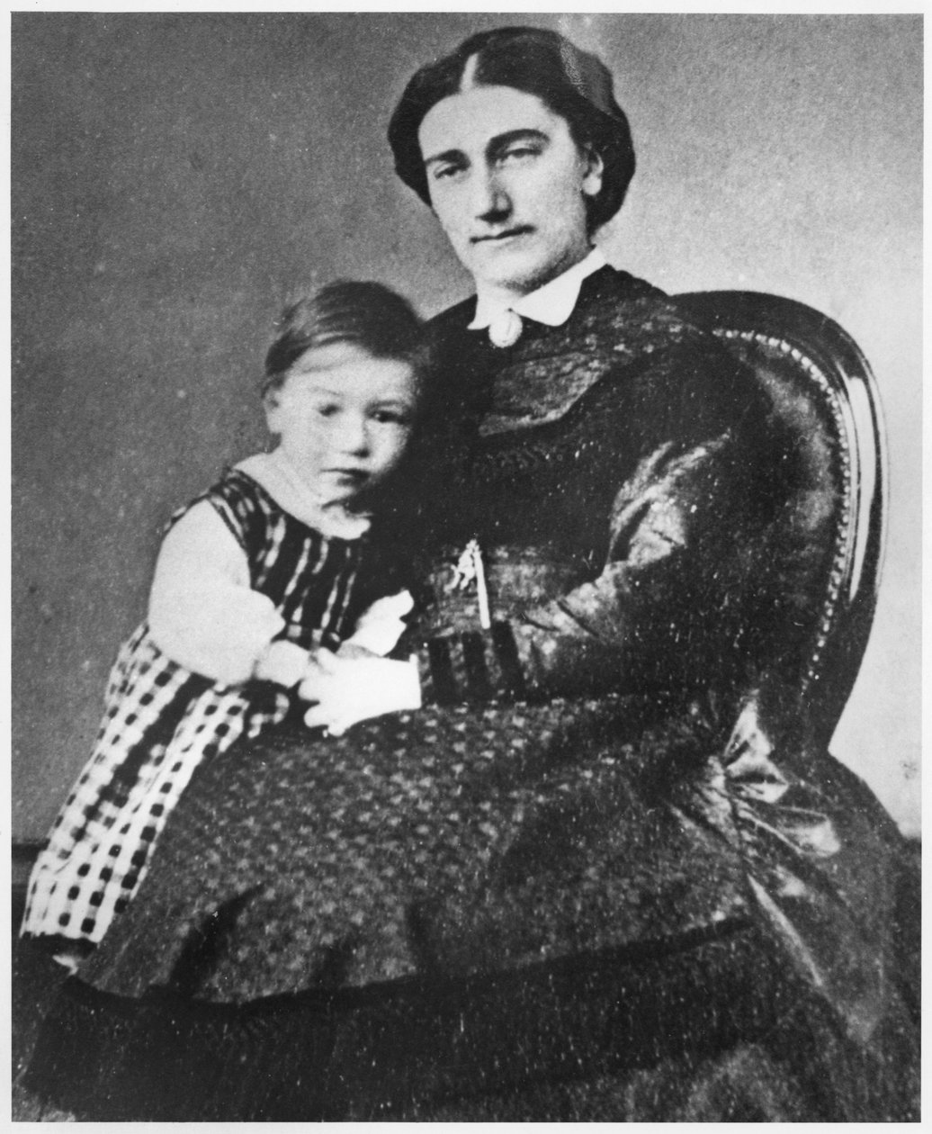Madame Gide met Andre Gide, 1872 door French Photographer