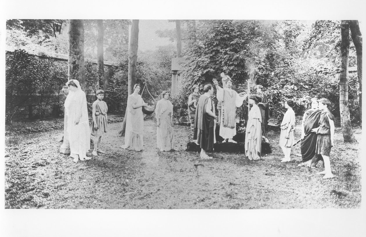 Nathalie Clifford Barney (1876-1972) met dansers gekleed in toga