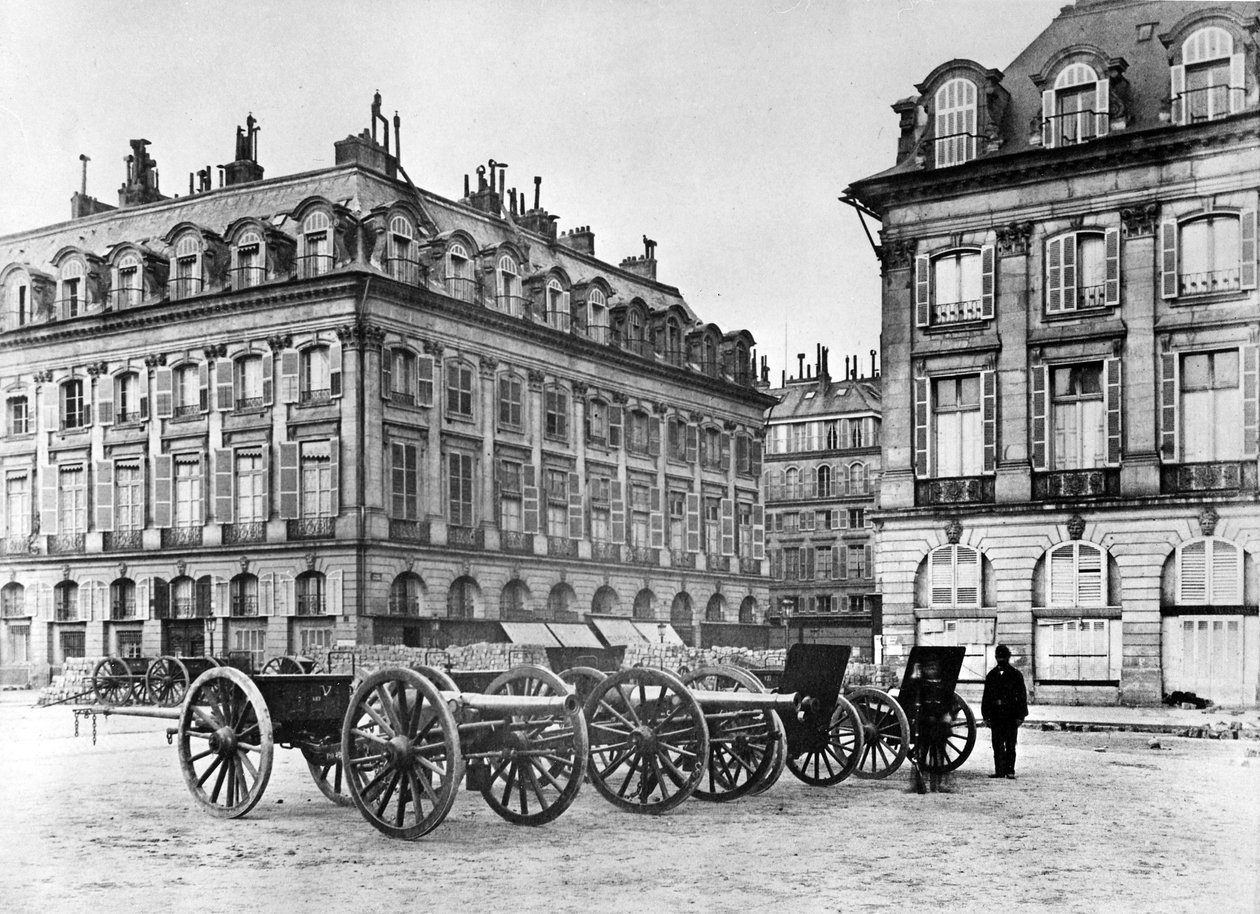 Parijse Straat met Barricade en Kanonnen, 1870 door French Photographer
