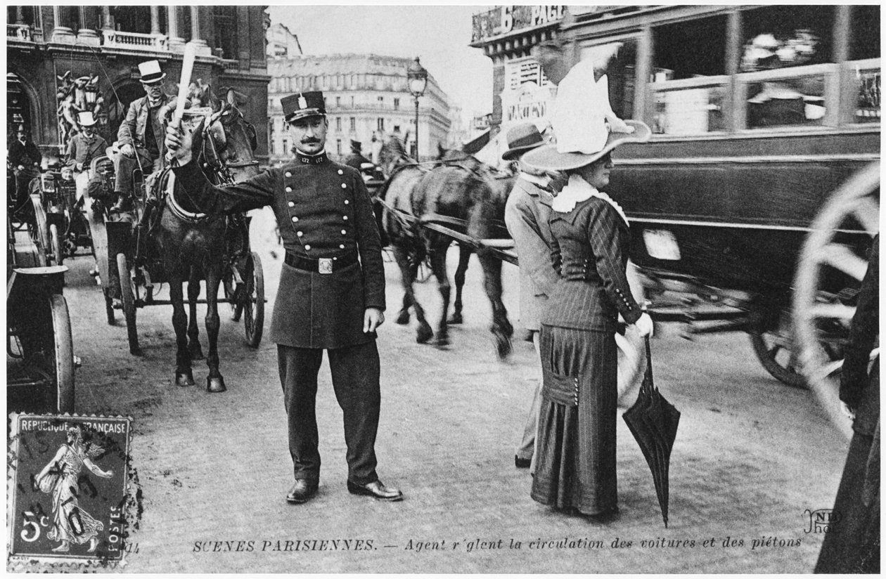 Ansichtkaart met een politieagent die het verkeer regelt in Parijs, voor 1914 door French Photographer