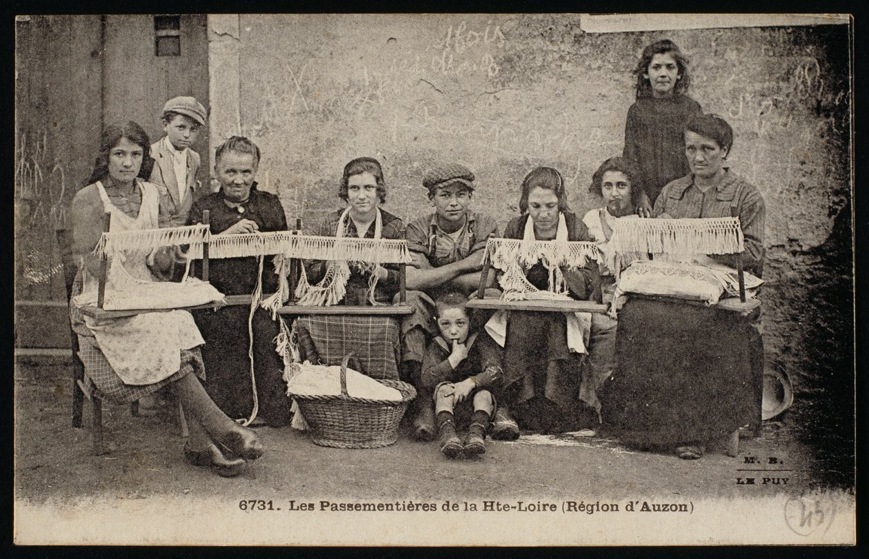 Ansichtkaart met makers van zachte meubels in de regio van Auzon, ca.1900 door French Photographer