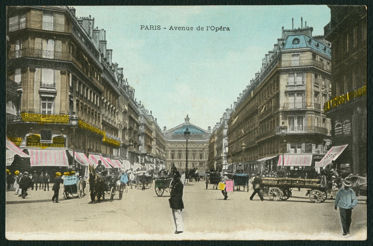 Ansichtkaart met de Opera Avenue in Parijs, ca.1900 (gekleurd zwart-wit foto) door French Photographer