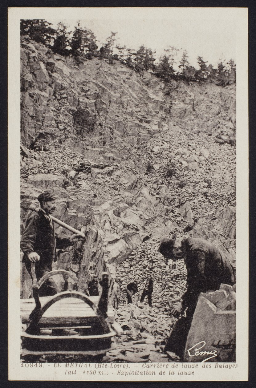Ansichtkaart met de arbeiders van de leisteengroeve in Le Meygal, Balayes, Haute-Loire, ca.1900 door French Photographer