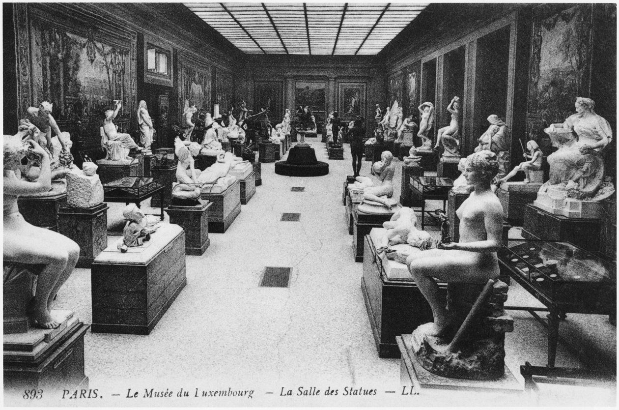 Ansichtkaart met de kamer van beelden in het Musée du Luxembourg, Parijs, ca.1910 door French Photographer