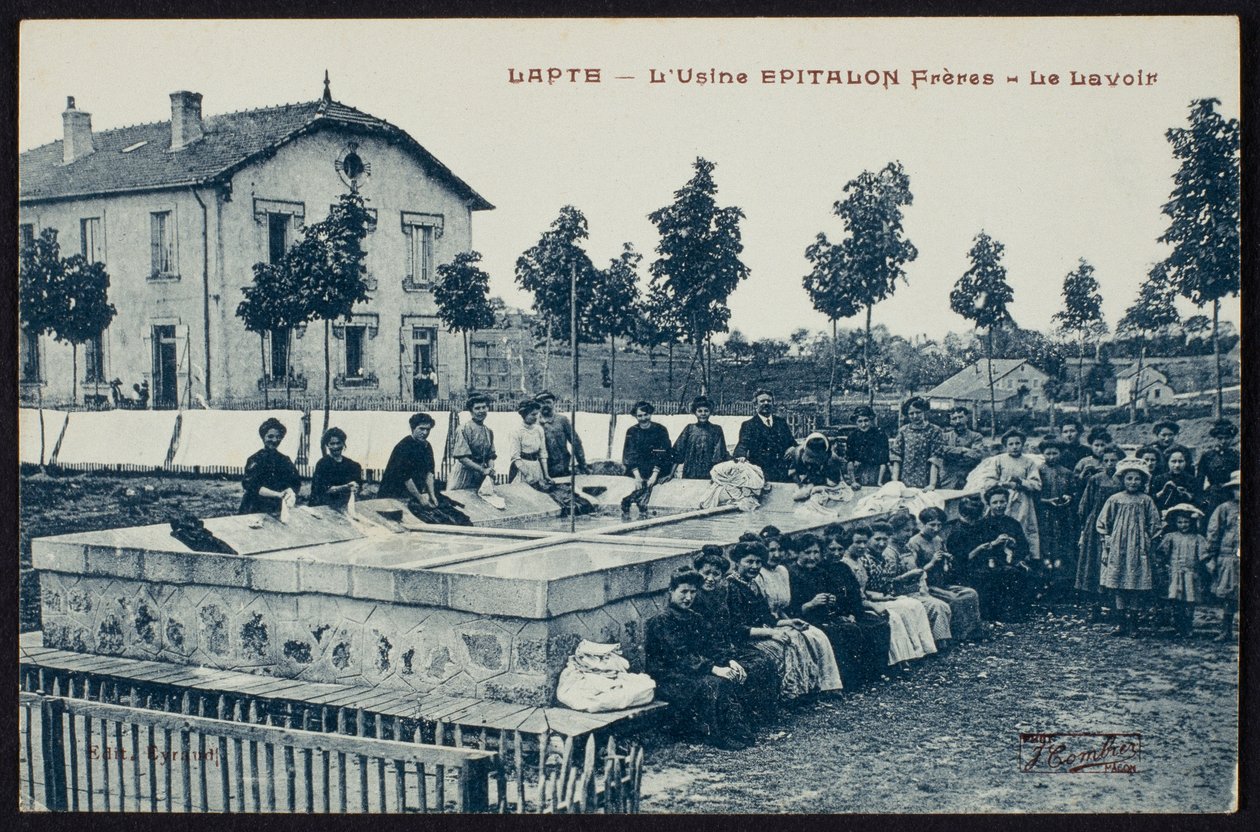 Ansichtkaart met de wasplaats van de fabriek Epitalon Frères in Lapte, Haute-Loire, ca.1900 door French Photographer