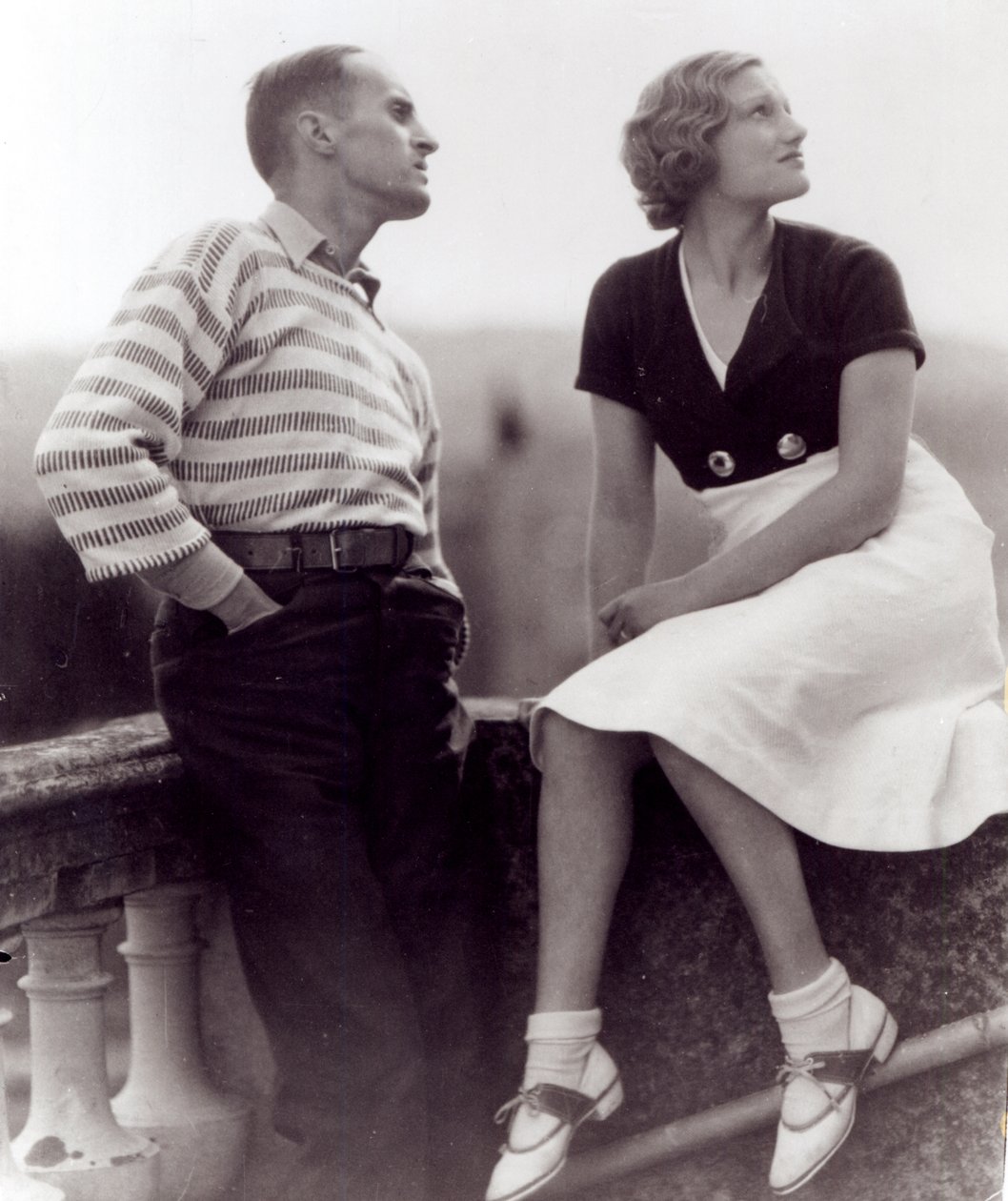 Rene Clair met een onbekende actrice door French Photographer