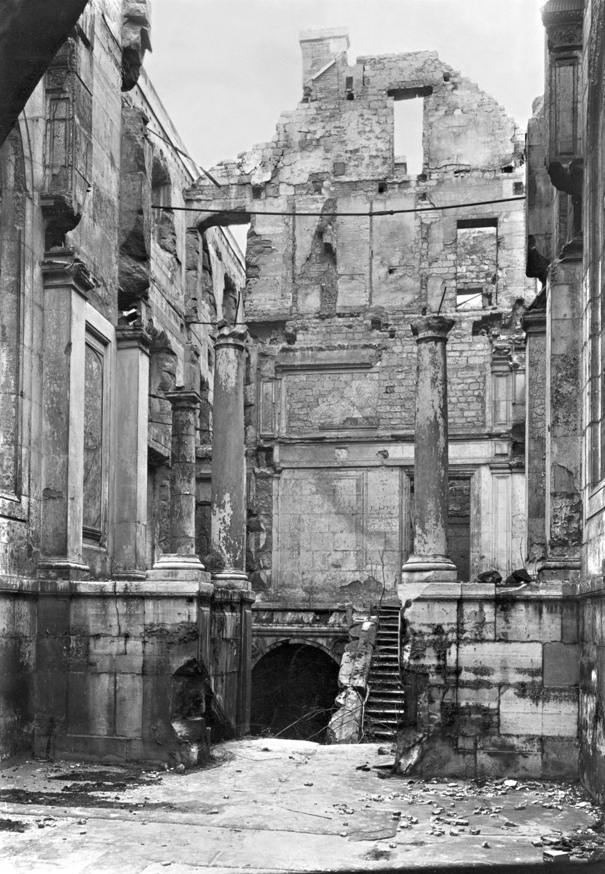 Ruïnes van de Cour des Comptes tijdens de Commune van Parijs, 1871 door French Photographer