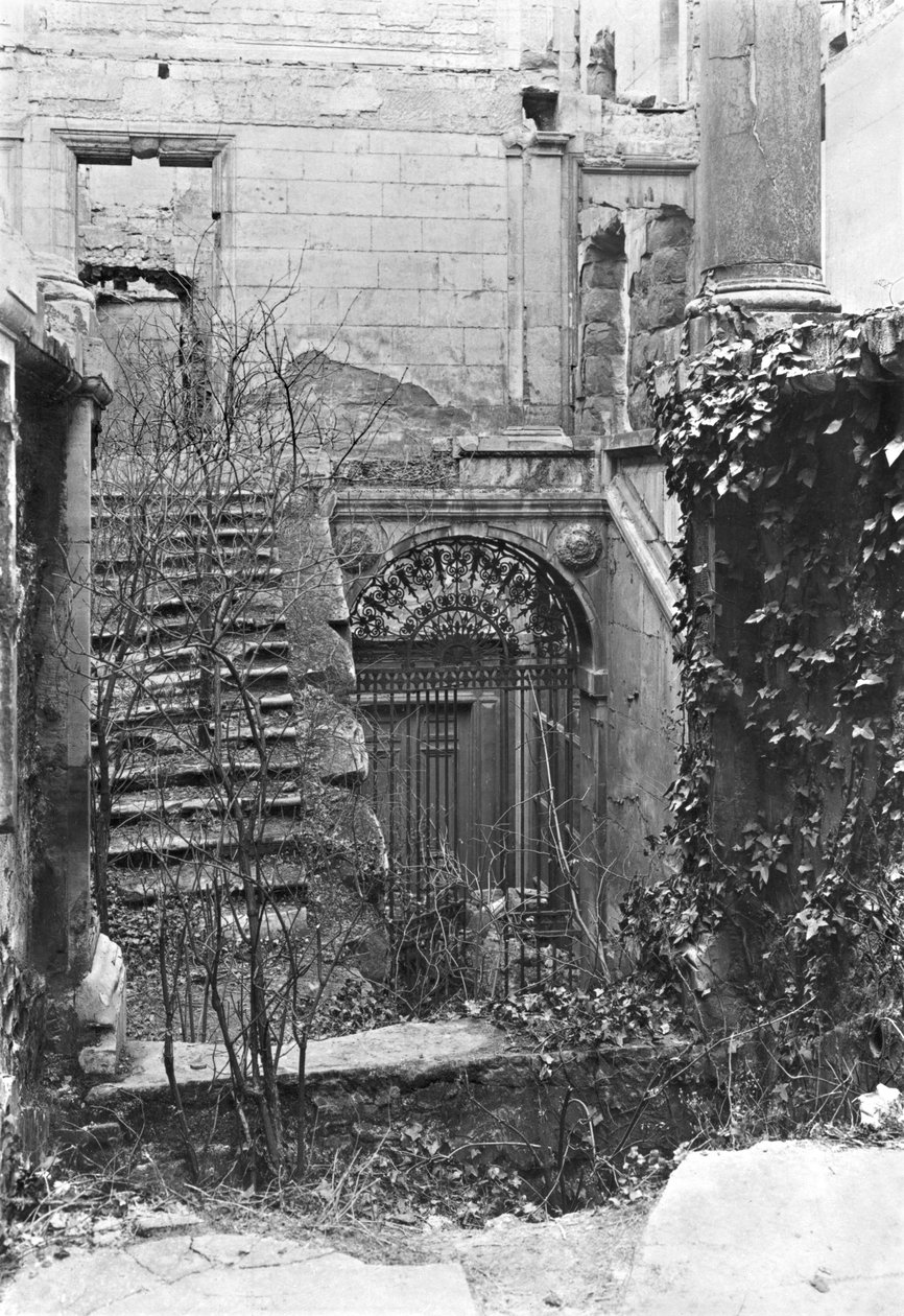 Ruïnes van de Cour des Comptes tijdens de Commune van Parijs, 1871 door French Photographer