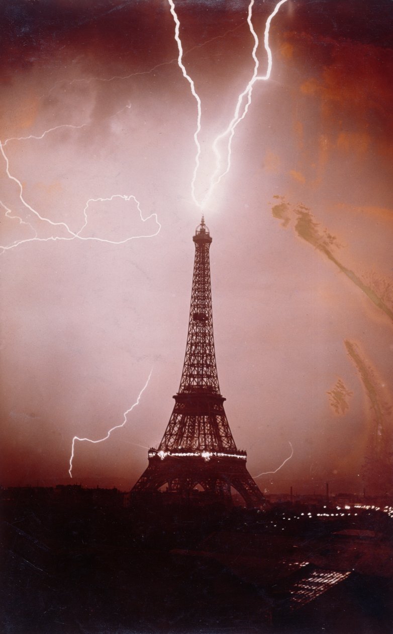 Storm boven de Eiffeltoren, 6 mei 1919 door French Photographer