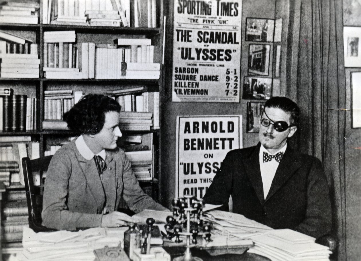 Sylvia Beach en James Joyce, ca. 1922 door French Photographer