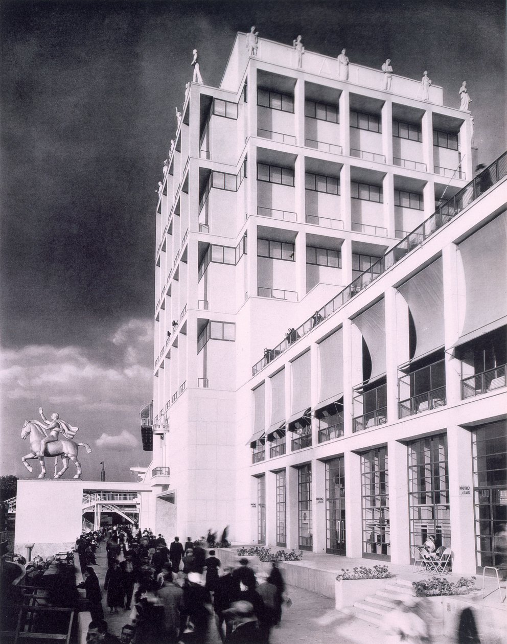 Het Italiaanse gebouw op de Internationale Expositie van Parijs, 1937 door French Photographer