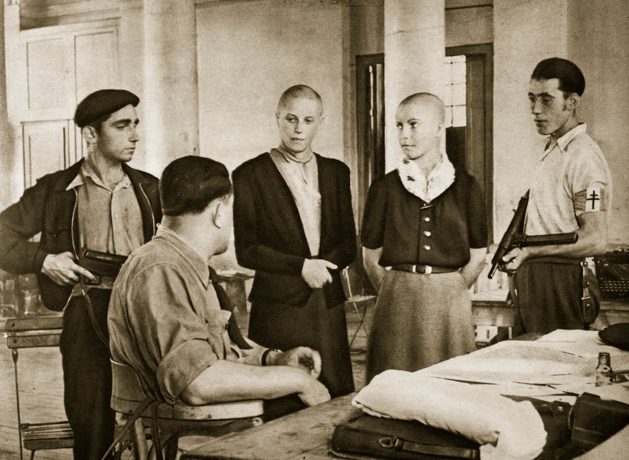 De burgemeester van een klein Frans stadje ondervraagt twee vrouwen beschuldigd van slapen met de vijand, 1944 door French Photographer
