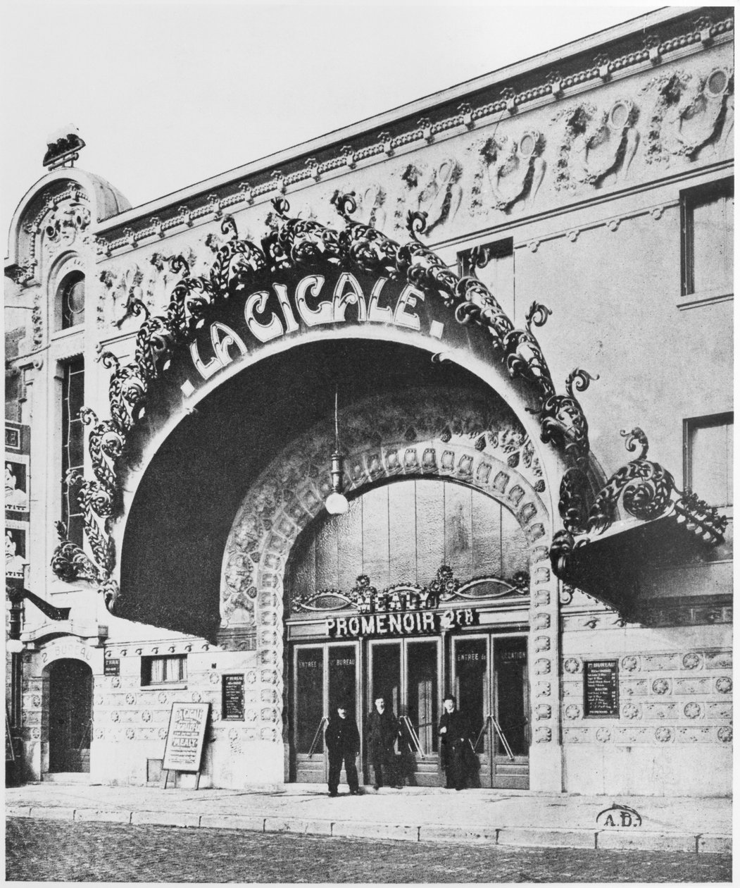 Theater La Cigale, 120 Boulevard Rochechouart, Parijs, ca. 1900 door French Photographer