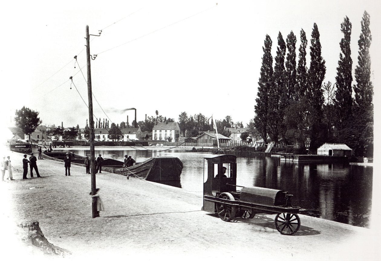 Tractor sleept een boot in Dijon, 1894-5 door French Photographer