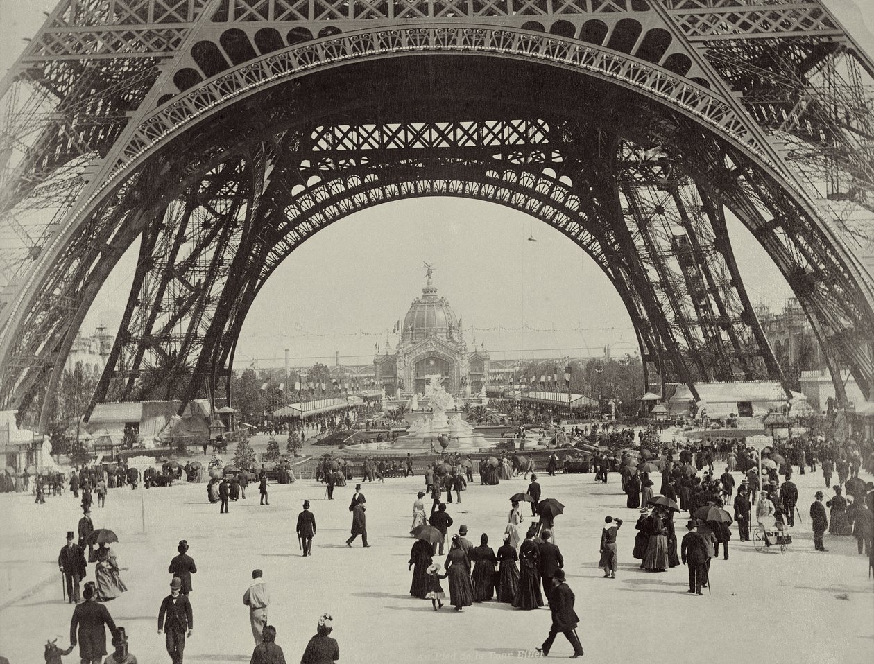 Onder de Eiffeltoren, uit LAlbum de lExposition 1889 door Glucq, Parijs 1889 (fotogravure) door French Photographer