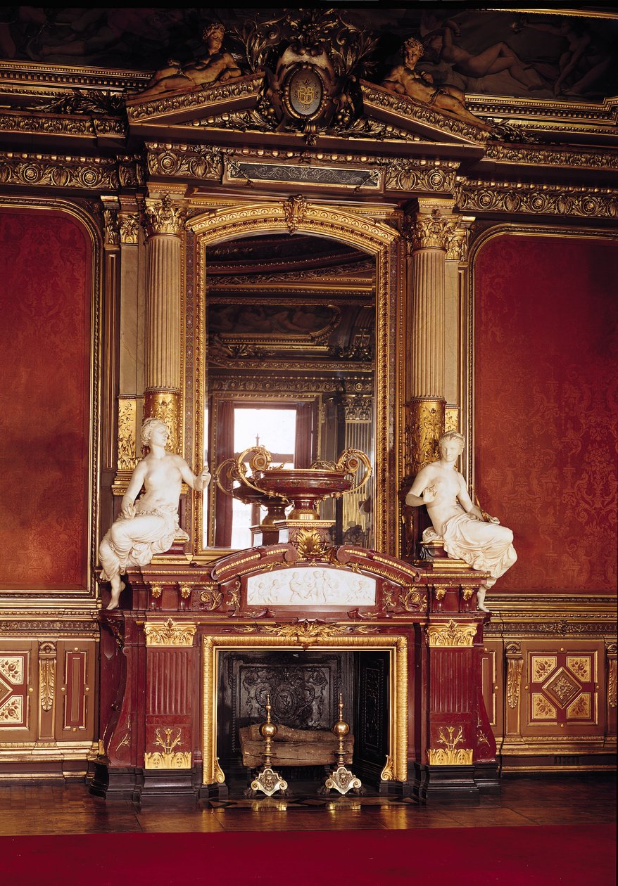 Uitzicht op de open haard in de Grand Salon door French Photographer