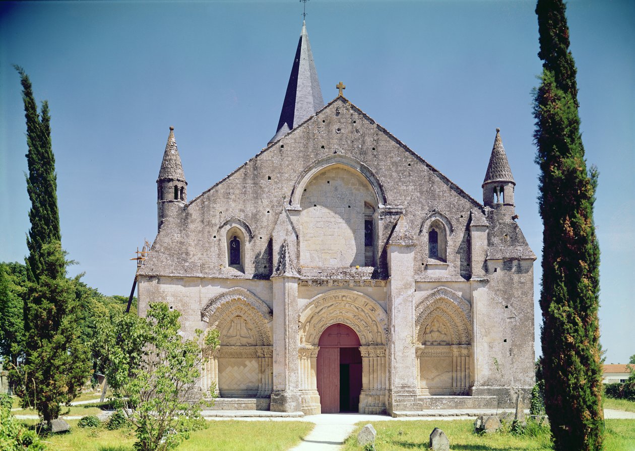 Uitzicht op de gevel van de kerk van St. Pierre door French School