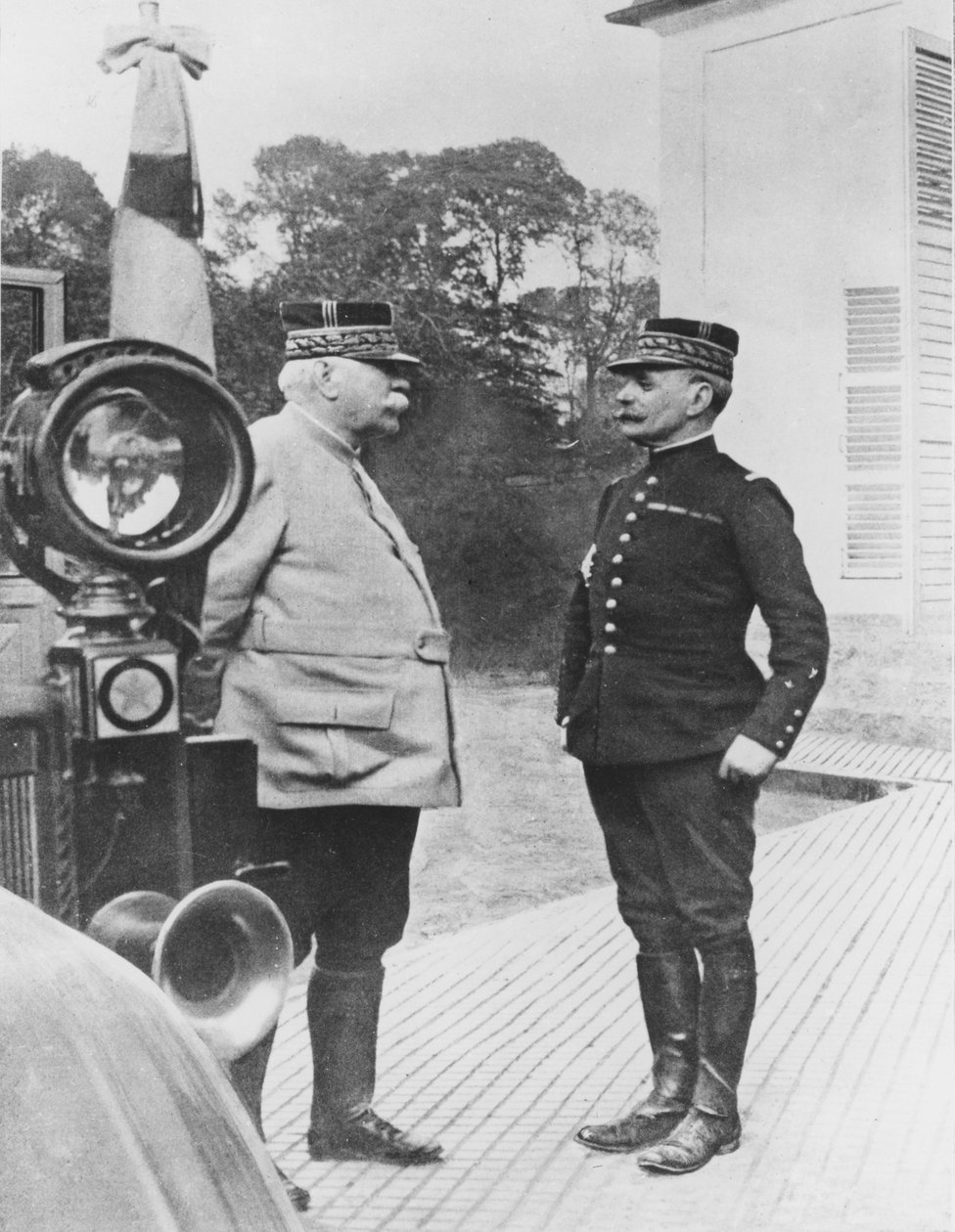 Generaal Joffre en generaal Foch, 1914 door French Photographer
