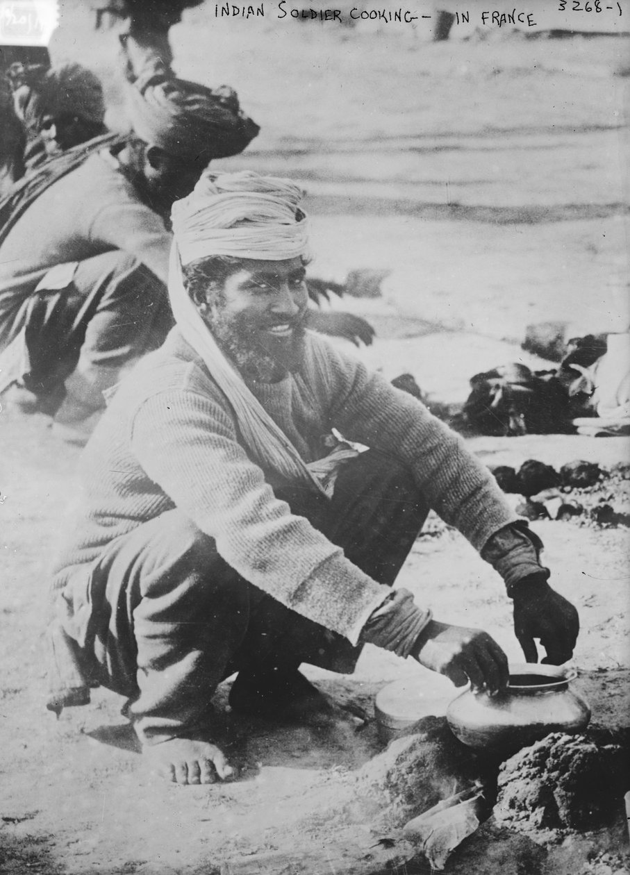 Indiase soldaat kookt in Frankrijk, 1914-15 door French Photographer