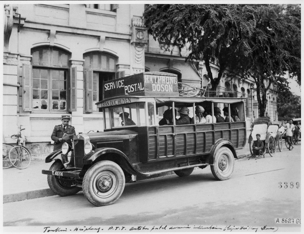 Postbus in Haiphong, ca. 1920 door French Photographer