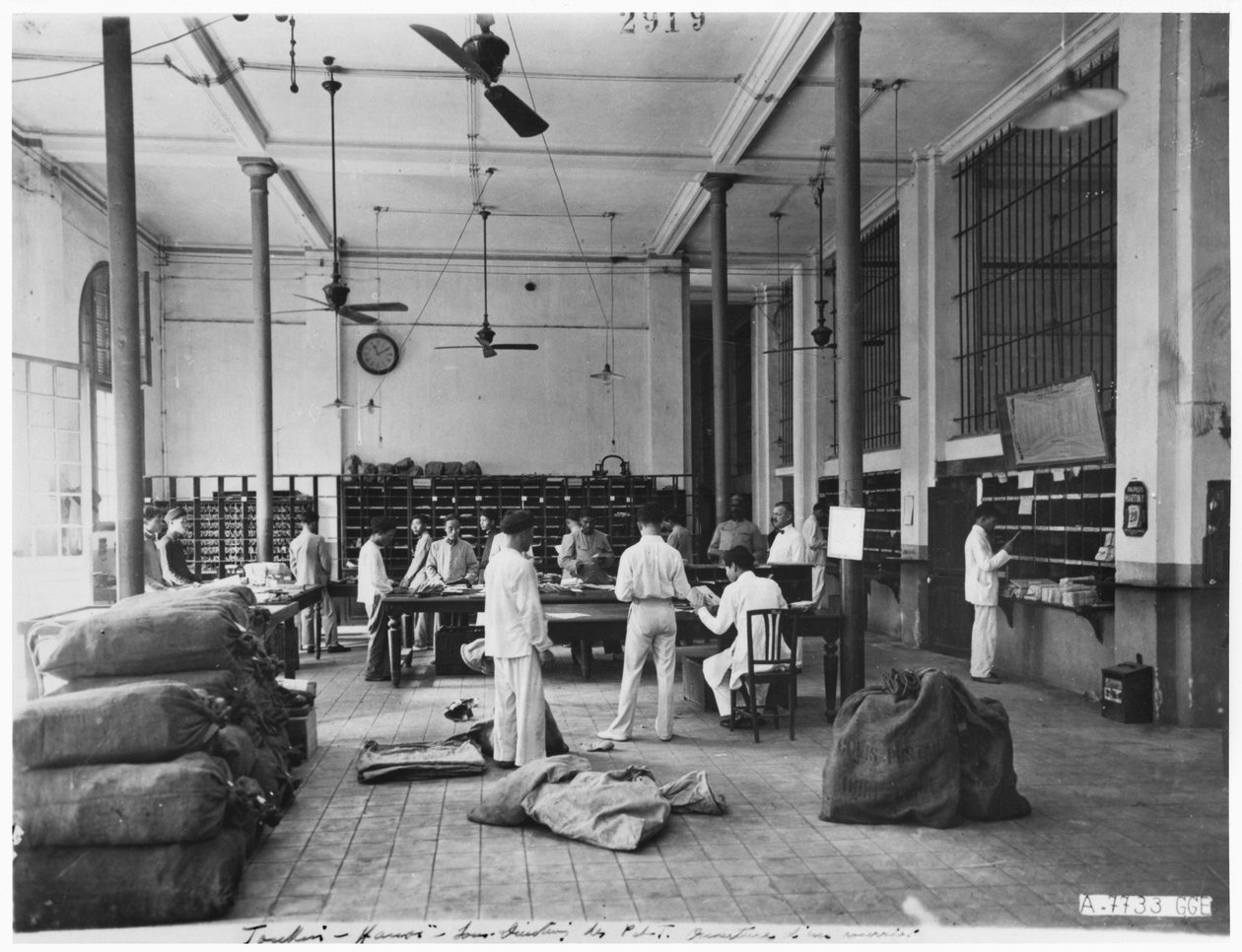 Het postkantoor in Hanoi, ca. 1920 door French Photographer