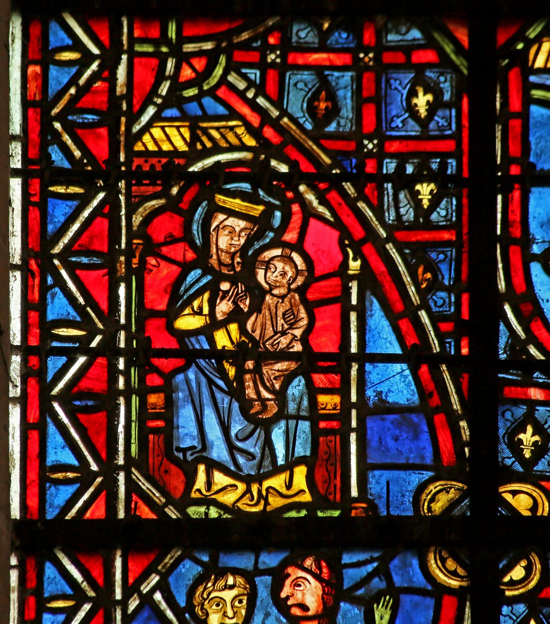 Een standbeeld van de Maagd Maria door French School
