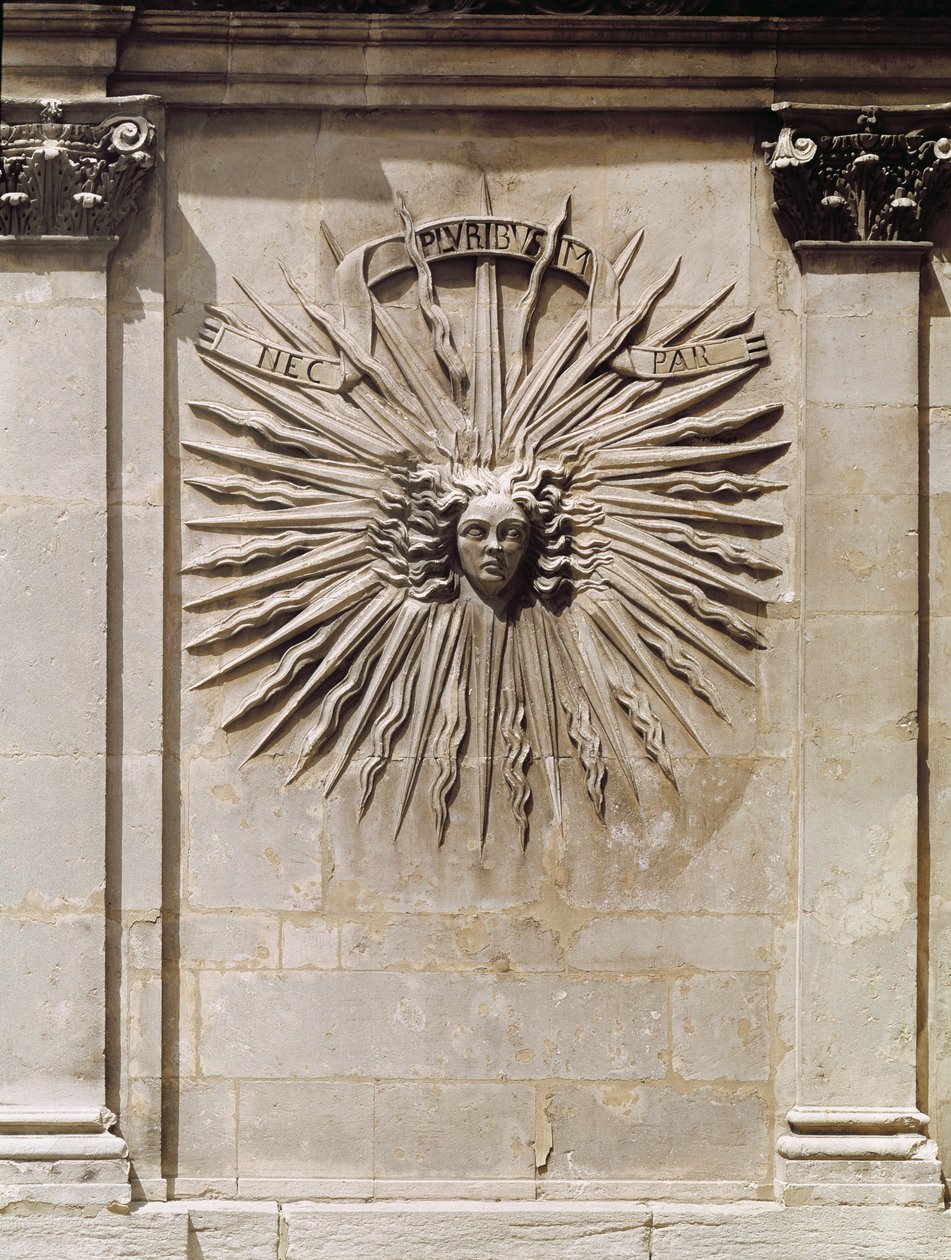 Reliëf van de zon van de gevel door French School
