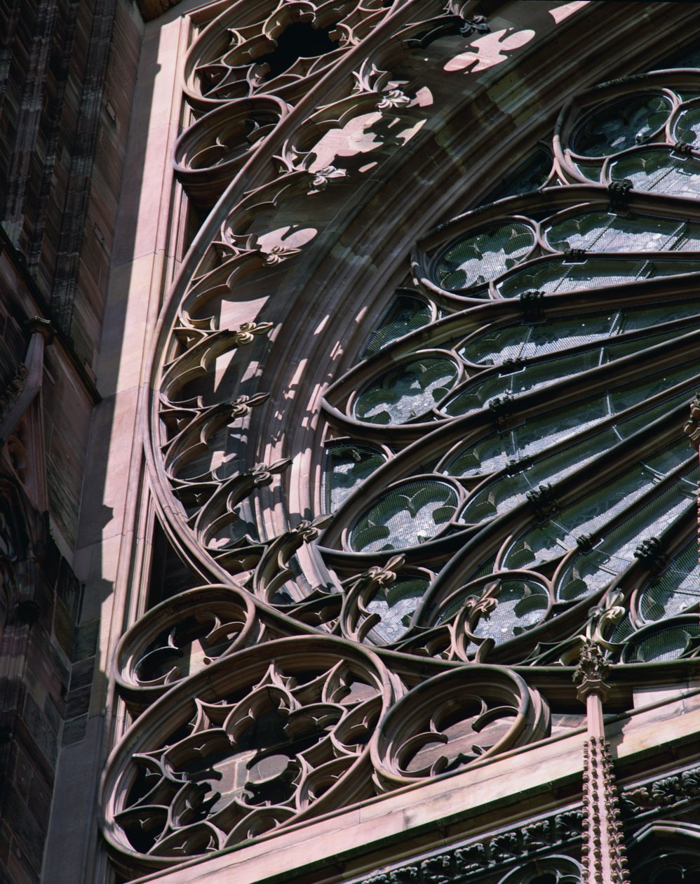 Roosvenster (detail) door French School