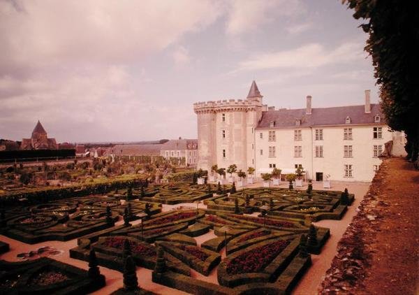 Uitzicht op de donjon en tuinen door French School